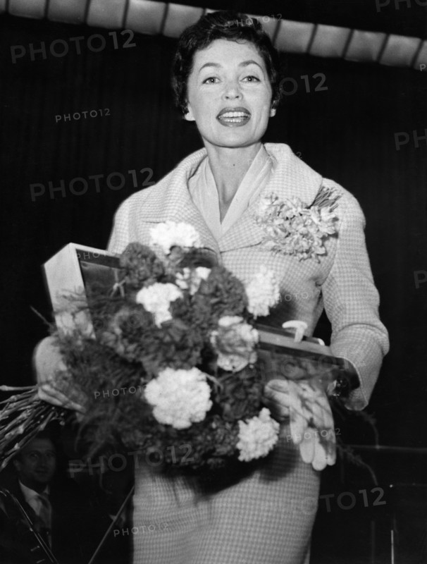 Lilli PALMER receives the German Film Prize in 1957