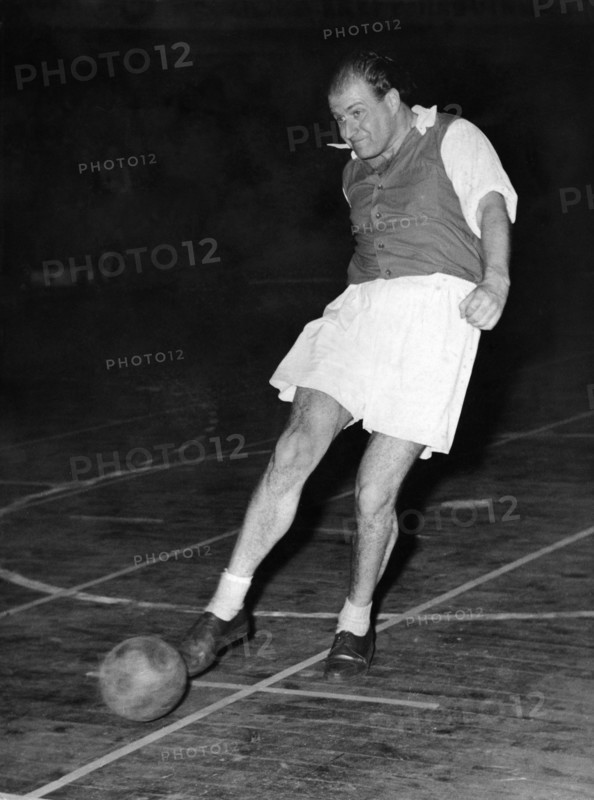 Hans - Joachim KULENKAMPFF playing football