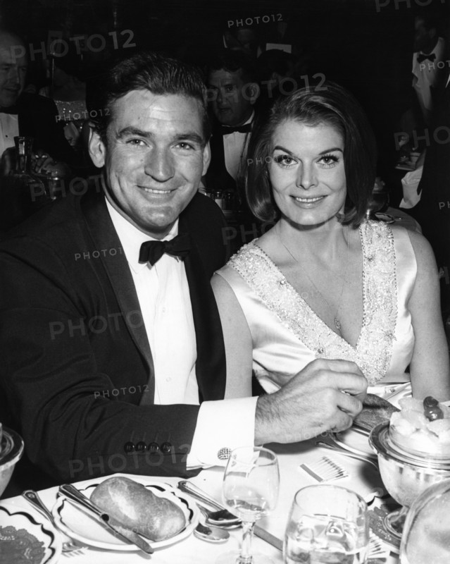 Rod TAYLOR and Mary HILEM, 1964