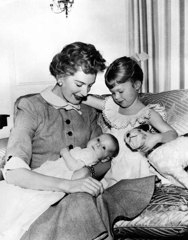 Deborah KERR with her children, 1951