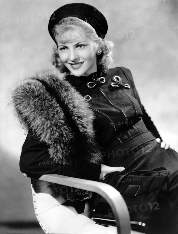 Joan FONTAINE presents fashion, 1937