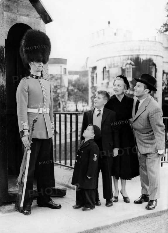 Martha EGGERTH, Jan KIEPURA with children in London