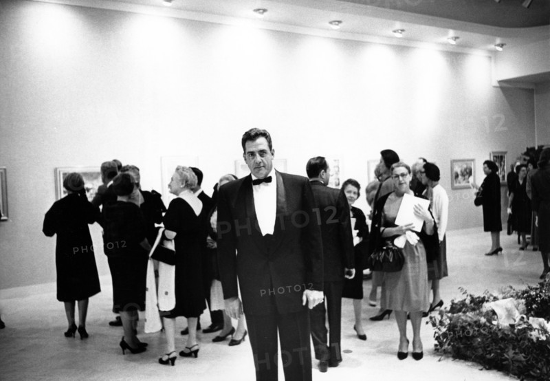 Raymond BURR in his gallery