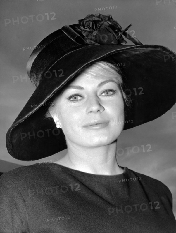 Anita EKBERG in Paris, 1962
