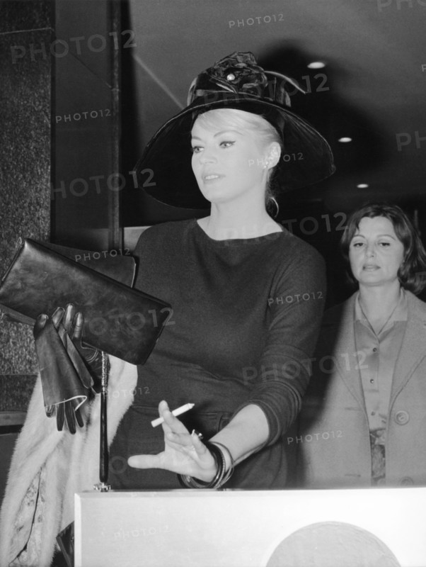 Anita EKBERG in Paris, 1962