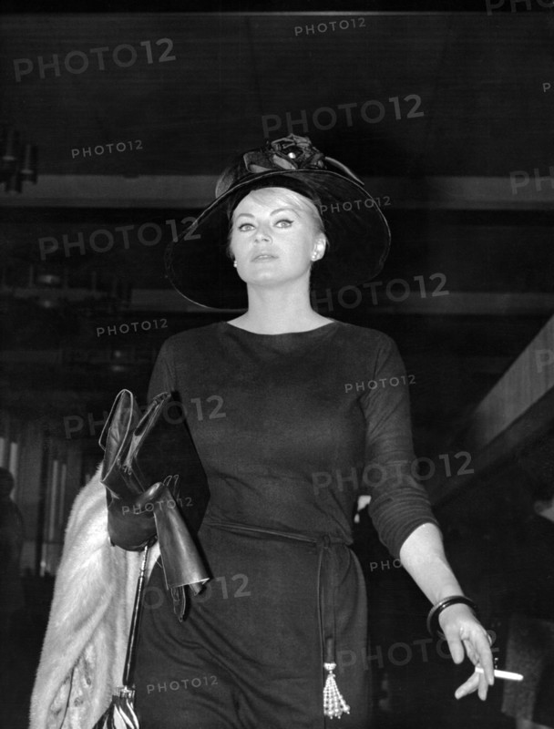 Anita EKBERG in Paris, 1962