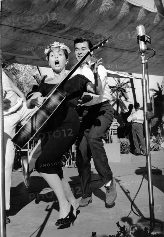 Debbie REYNOLDS and Bob TRAVIS at the Hollywood Bowl, 1960
