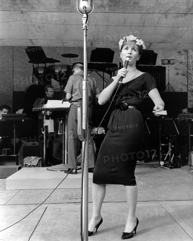 Debbie REYNOLDS and Bob TRAVIS at the Hollywood Bowl, 1960