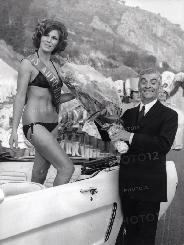 Louis de FUNES congratulates the "Miss Autoroute" 1970