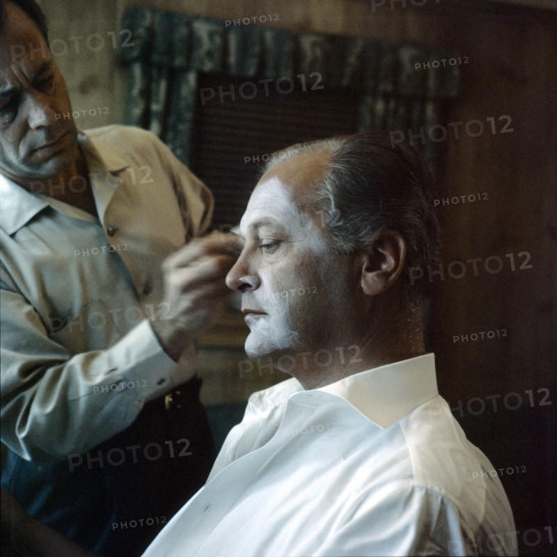 Curd JÜRGENS as a clown in 'The Blue Angel', is made up