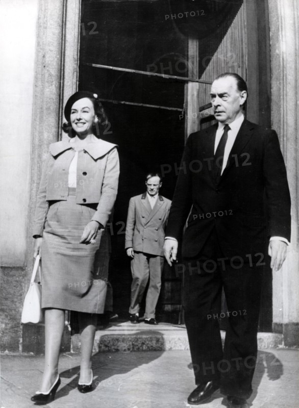 Erich Maria REMARQUE with his wife in Milan 1959