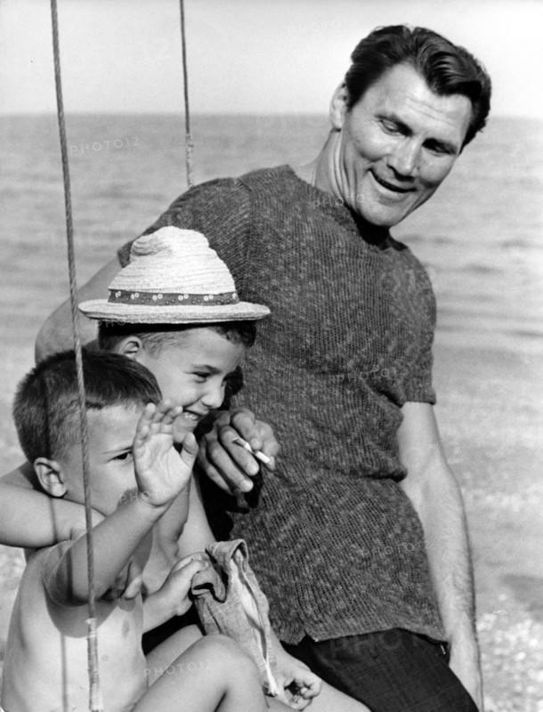 Jack PALANCE with some children at the Lido di Venezia, Venice 1962