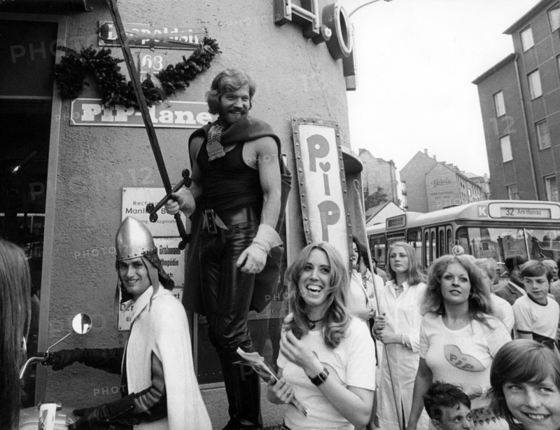Raimund HARMSTORF at a PR campaign in 1971