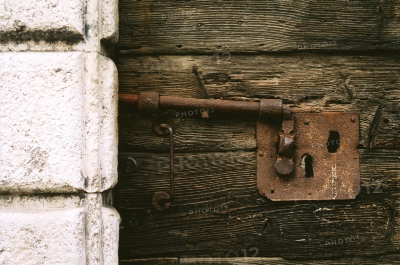 Venise : détail d'une poignée de porte ancienne.
