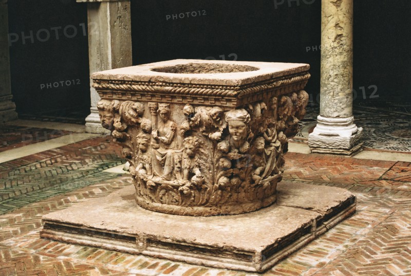 Ca' d'Oro Palace in Venice: well of the inner yard.