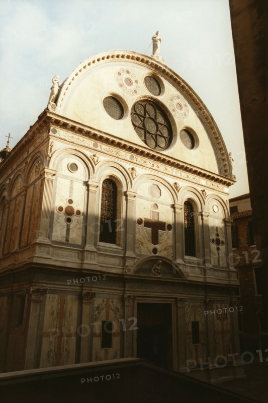 Façade de l'église Sainte-Marie des Miracles à Venise.