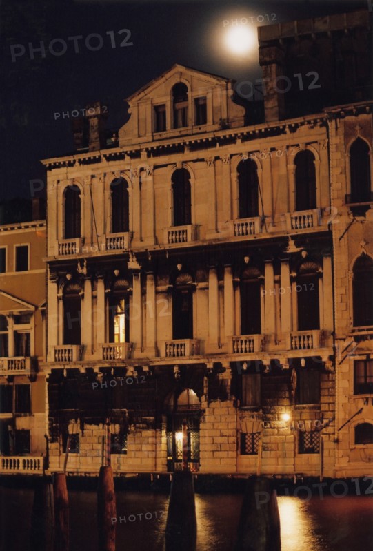 Le palais Contarini de nuit à Venise.