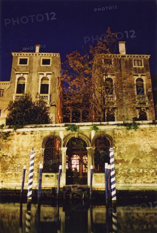 Le Rio Ognissanti et le Consulat de France de nuit à Venise.