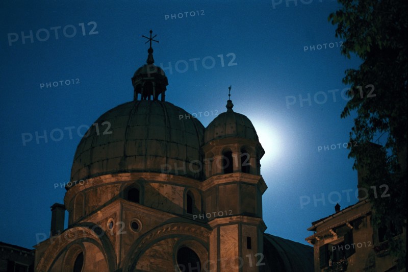 The Miracoli church at night