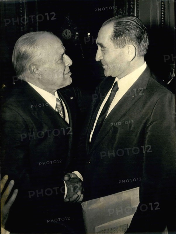 Mendes France serre la main de Habib Bourguiba, 1972