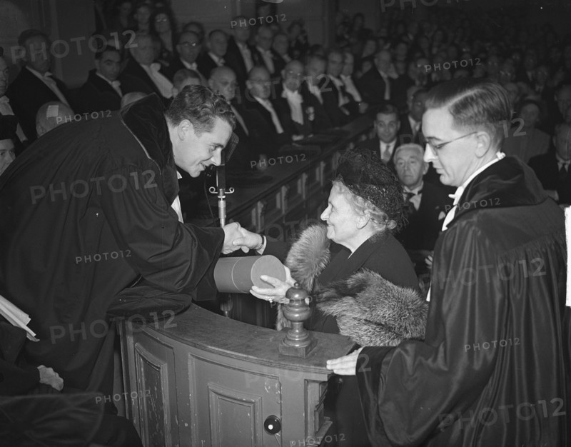 Honorary Doctorate of Maria Montessori from the Municipal University of Amsterdam. The bull is awarded by Prof. W.G. Vegting. In the audience behind Mrs. Montessori former minister G. Bolkestein, who also received an honorary doctorate Date: 18 September 1950 Location: Amsterdam, Noord-Holland Keywords: honorary doctorates, education, pedagogues, universities Personname: Bolkestein, Gerrit, Montessori, Maria, Vegting G.W.