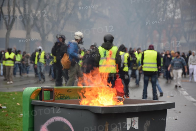 Toulouse, France. 22nd December 2018. Serious clashes occured on December the 22nd in the streets of Toulouse, France, between riot police units (CRS) and the yellow vest (gilets jaunes). Police largely used tear gas. Such violences occured all over France. Credit: larouteaulongcours.fr/Alamy Live News
