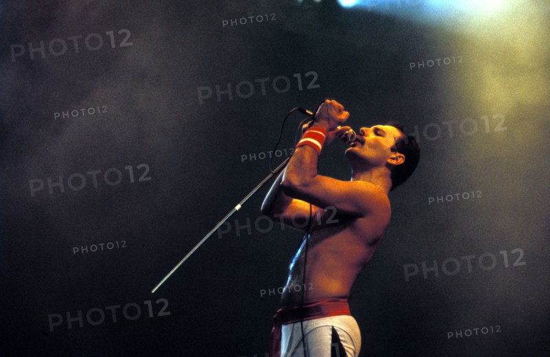UK THE LATE FREDDY MERCURY OF QUEEN DURING A 1986 WEMBLEY CONCERT LONDON