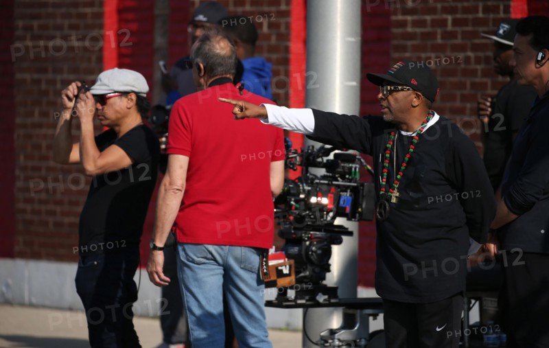 Chicago, USA. 07th July, 2015. "Chi-raq" director of photography Matty Libatique, left, and Spike Lee, right, direct a scene before filming on 63rd Street in Chicago on Tuesday, July 7, 2015. © Abel Uribe/Chicago Tribune/TNS/Alamy Live News
