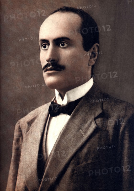 1913 ca , ITALY : The italian Fascist Duce BENITO MUSSOLINI ( Predappio, 29 july 1883 – Giulino di Mezzegra, 28 april 1945 ) when was director of socialist newspaper AVANTI - ritratto - portrait  - POLITICA - POLITICO -  ITALIA - POLITIC - portrait - ITALY - FASCISMO - FASCISM - FASCISTA - ITALIA   - personality personalities when was young  - personalita' da giovane giovani - moustache - baffi - collar - colletto - tie - cravatta ---- Archivio GBB