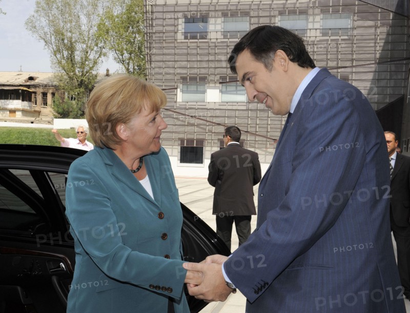 Georgian President Michail Saakashvili (R) shakes hands with German Chancellor Angela Merkel in Tbilisi, Georgia, 17 August 2008. Merkel has taken on one of her most delicate diplomatic challenges to date by injecting herself into the centre of talks on resolving the military showdown between Russia and Georgia. Photo: Sandra Steins