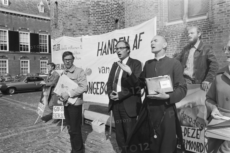 Father Koopmans and supporters demonstrate against abortion at Binnenhof, September 22, 1976, abortions, The Netherlands, 20th century press agency photo, news to remember, documentary, historic photography 1945-1990, visual stories, human history of the Twentieth Century, capturing moments in time