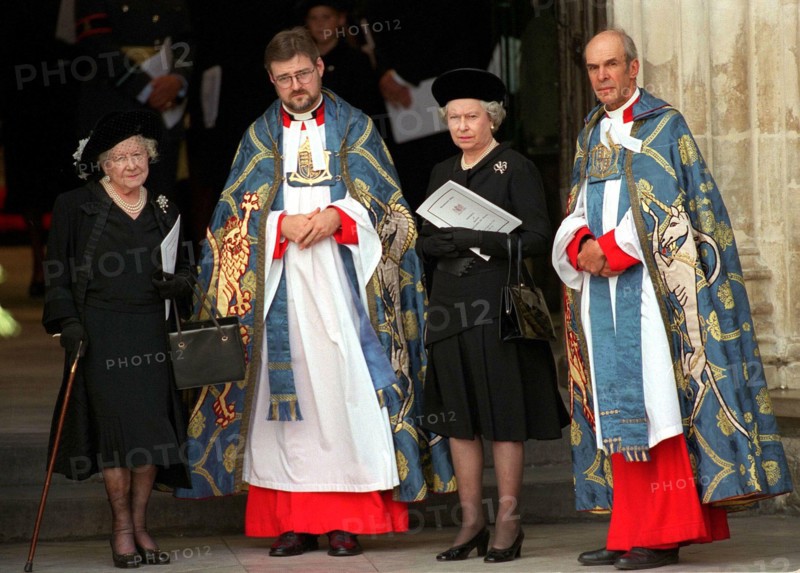 Queen Elizabeth II and the Queen Mother outside Westminster Abbey for the funeral of Diana, Princess of Wales on September 6, 1997 in London.