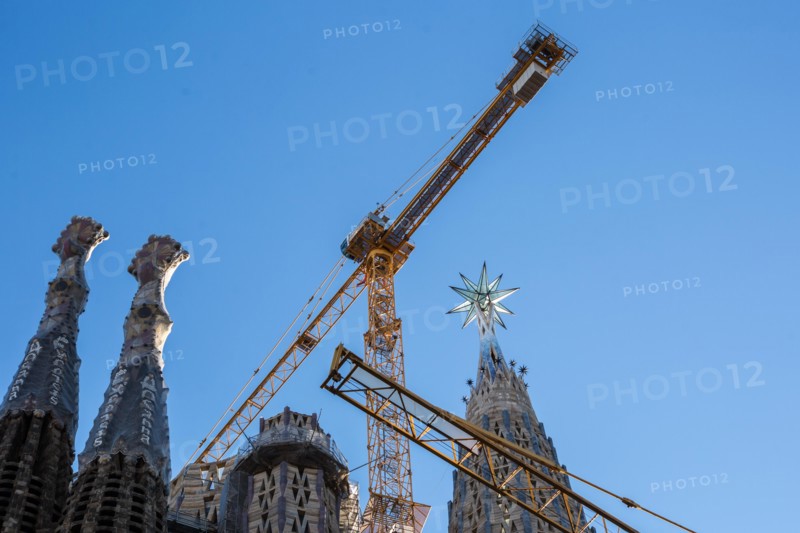 Barcelona, Catalonia, Spain. 2nd Dec, 2021. A new star of the Sagrada Familia is seen at the tower of the Virgin Mary.The new star of La Sagrada Familia at the tower of the Virgin Mary will become the second highest column of the Sagrada Familia, after that of Jesus Christ, who must still stand. The new star will be illuminated on the 8th of December, coinciding with the day of the Inmaculada. (Credit Image: © Thiago Prudencio/SOPA Images via ZUMA Press Wire)