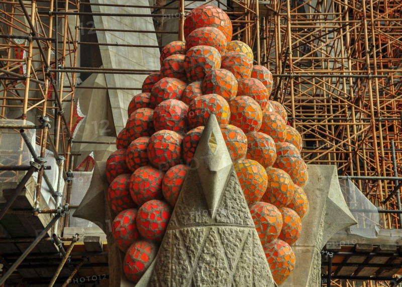 Pinnacle with a basket of autumn fruits, next to the Passion Façade of the Sagrada Familia (Barcelona, Catalonia, Spain)
ESP: Cesta de frutos de otoño