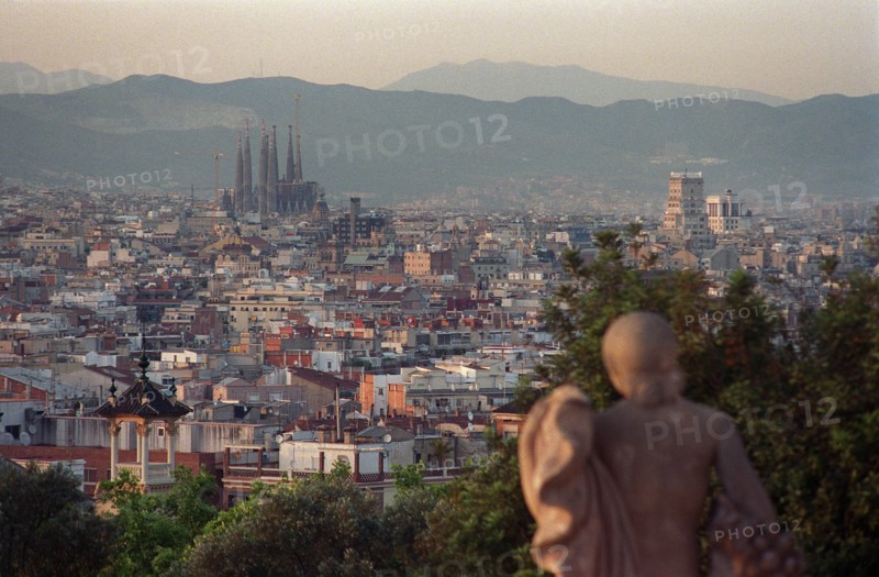 (dpa FILES) - The picture shows the panoramic view from the Palau Nacional on the ocean of houses and the Sagrada Familia by Antonio Gaudi in Barcelona, Spain, 19 June 2002. Photo: Thorsten Lang