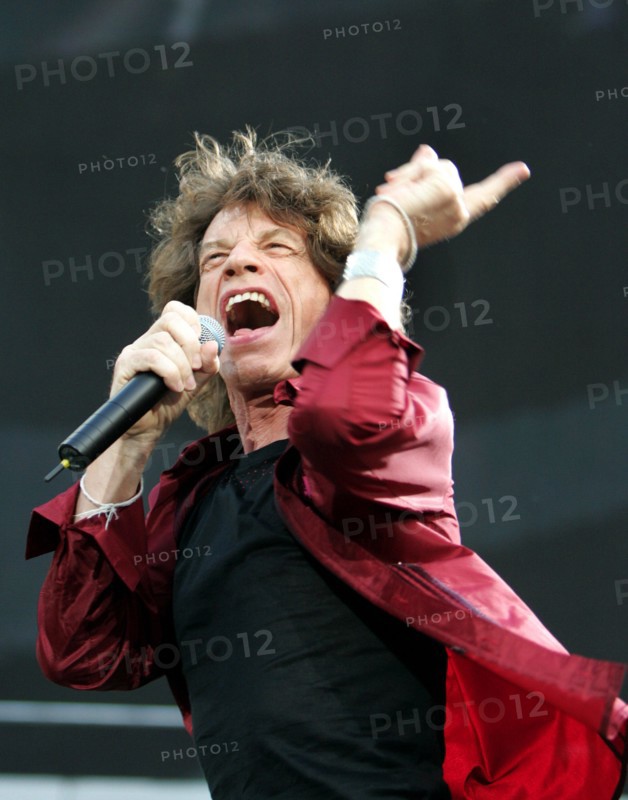 Mick Jagger of the Rolling Stones performs during a concert of the 'A Bigger Bang' Tour in Cologne, Germany, 23 July 2006. Photo: Rolf Vennenbernd
