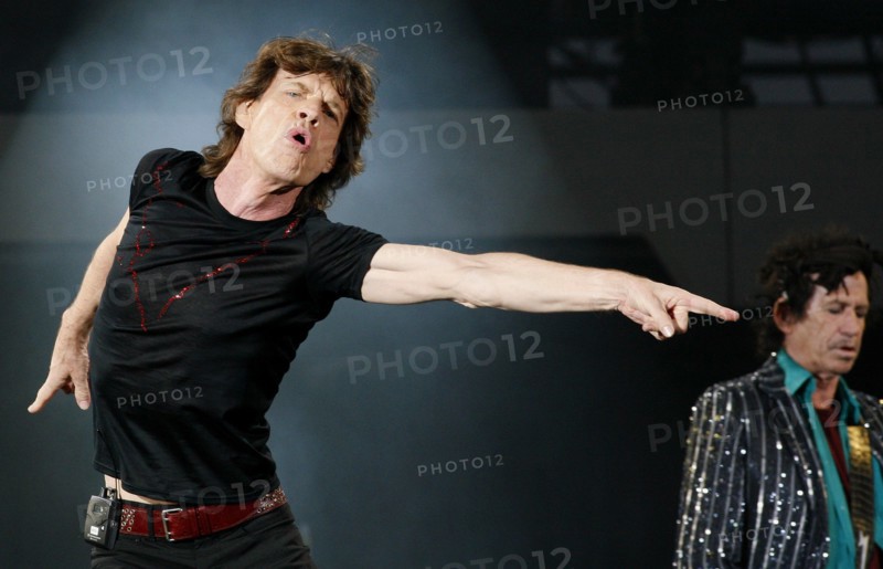 Mick Jagger (L) of British living legends the Rolling Stones dances on stage with Keith Richards (R) at the Commerzbank Arena stadium of Frankfurt, Germany, 13 June 2007. The show of the 'A Bigger Bang' tour was not quite sold out, many tickets were distributed for free. Photo: Frank Rumpenhorst