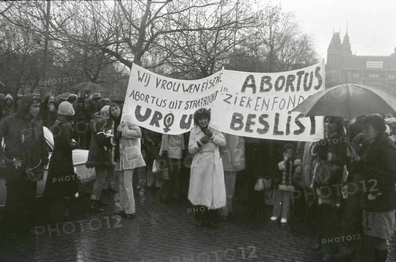 Abortusdemonstratie in Amsterdam; vrouwen met spandoeken op Museumplein  Abortion