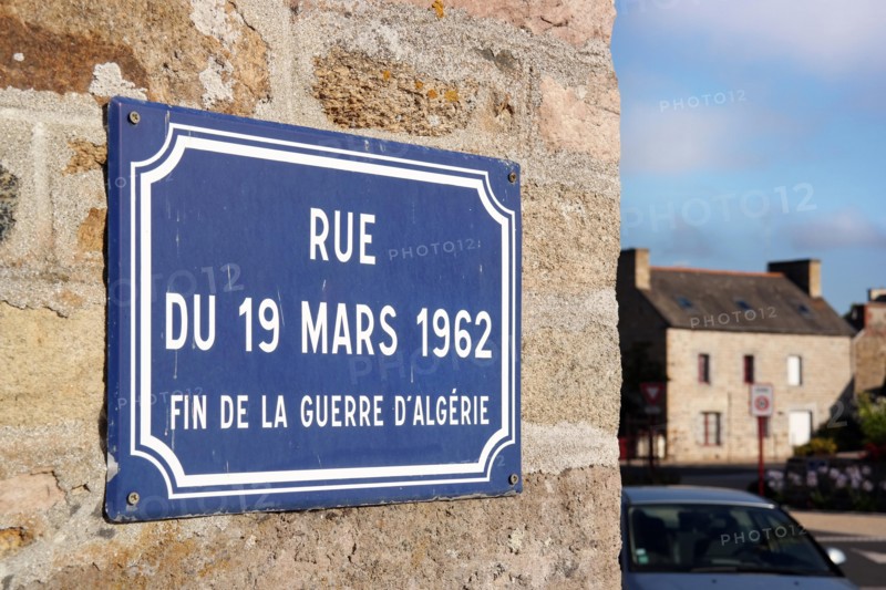 Streetname Sign: Rue Du 19 Mars 1962, Fin de la Guerre D'Algerie