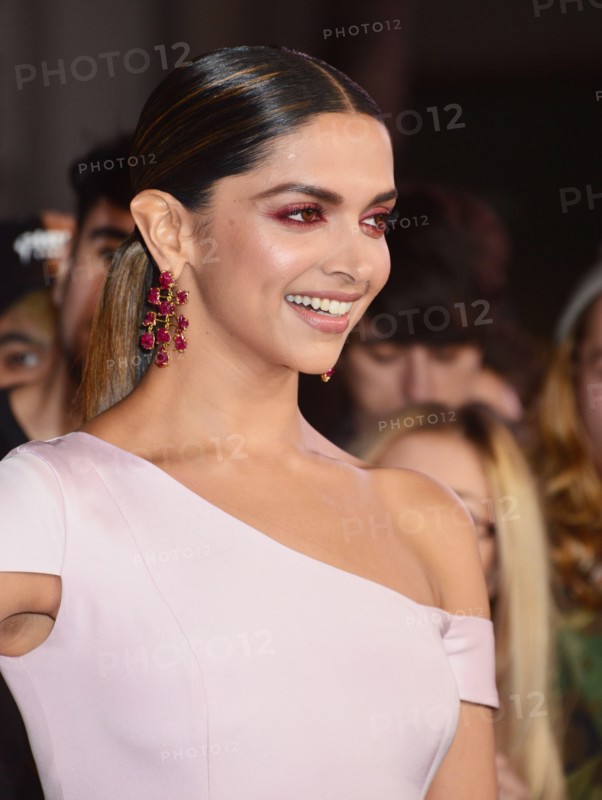 Los Angeles, USA. 19th Jan, 2017. Deepika Padukone 042 arriving at the xXx Return Of Xander cage premiere at the TCL Chinese Theatre in Los Angeles. January 19, 2017. Credit: Gamma-USA/Alamy Live News