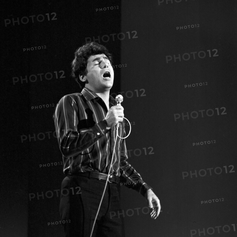 Französischer Jazz Sänger, Dichter und Maler Claude Nougaro, Deutschland 1960er Jahre. French jazz singer, poet and painter Claude Nougaro, Germany 1960s.