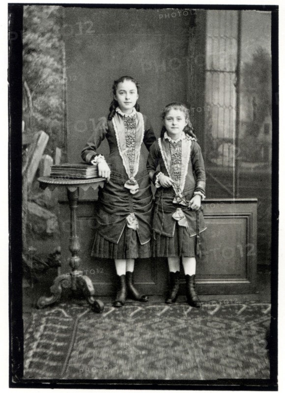 1881 :  the future Sainte Mother Thérèse of Lisieux ( born Marie Françoise Thérèse Martin - Alençon 1873 - Lisieux 1897 ) at right in a photograph with her older sister Céline Martin ( after Mother Généviéve du Sacre Visage ) - Madre TERESA di LISIEUX del Bambino Gesù e del Volto Santo - PERSONALITA' DA BAMBINI - PERSONALITY CHILD - SANTA - SAINT - SANTO - SAINTE - CATHOLIC RELIGION - RELIGIONE CATTOLICA - ritratto - portrait - suora di clausura - nun of cloister ----  Archivio GBB