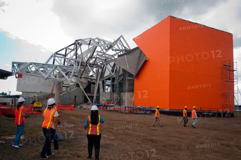 BIOMUSEO CONSTRUCTION (Edificio Puente de Vida).The Bridge "Puente de Vida" which is being designed by a leading architectural firms in the world - Frank O. Gehry & Associates - will be a new icon for Panama. Furthermore, it will be a stunning building, very different from any other structure that visitors have seen..Photography by Aaron Sosa.Panama City, Panama 2011.(Copyright © Aaron Sosa)