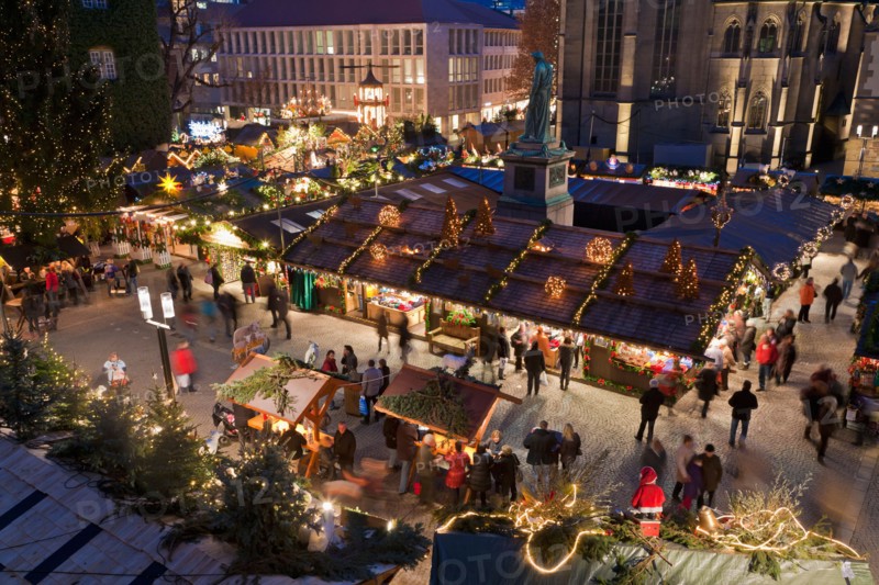 CHRISTMAS MARKET, SCHILLERPLATZ SQUARE, STUTTGART, BADEN-WUERTTEMBERG, GERMANY