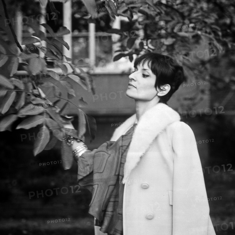 Französische Chansonsängerin und Komponistin Barbara, Deutschland 1960er Jahre. French chanson singer and composer Barbara, Germany 1960s.
