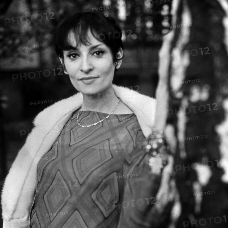 Französische Chansonsängerin und Komponistin Barbara, Deutschland 1960er Jahre. French chanson singer and composer Barbara, Germany 1960s.