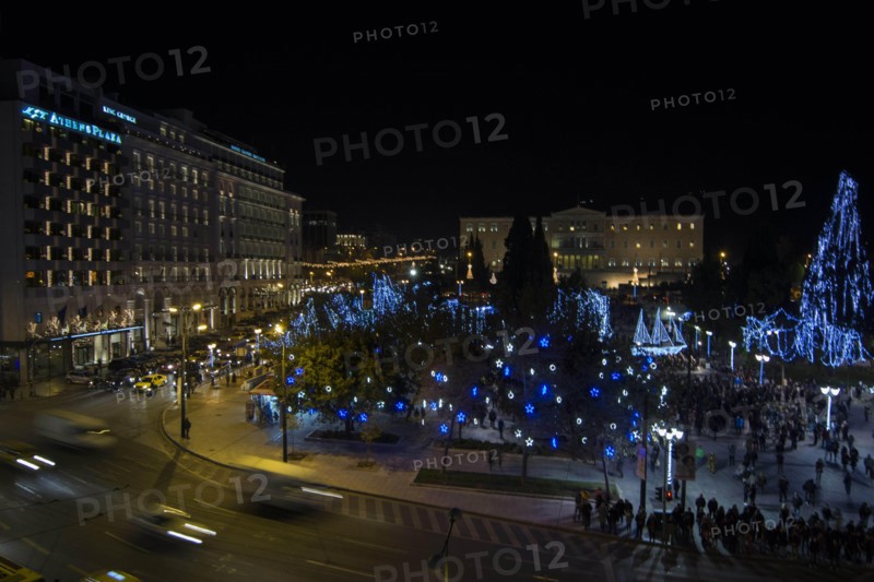 Athens, Greece. 9th Dec, 2016. Athenians gather at Syntagma square, just across the parliament, to watch the lighting of the municipality's Christmas Boat, an old Greek tradition. Credit:  Nikolas Georgiou/ZUMA Wire/Alamy Live News