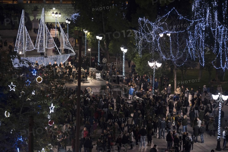 Athens, Greece. 9th Dec, 2016. Athenians gather at Syntagma square, just across the parliament, to watch the lighting of the municipality's Christmas Boat, an old Greek tradition. Credit:  Nikolas Georgiou/ZUMA Wire/Alamy Live News