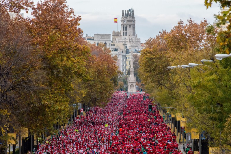 Madrid, Spain. 10th Dec, 2017. Thousands of people dressed like Santas participate in the annual Santa Claus run in Madrid, Spain. Credit: Marcos del Mazo/Alamy Live News
