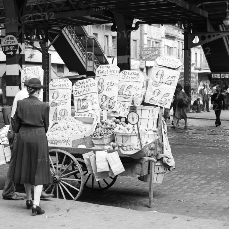 1930s 1940s 59TH STREET THIRD AVENUE UNDER EL STATION WOMAN SHOPPING FOR VEGETABLES AT STREET VENDOR PUSH CART NEW YORK CITY USA - q47436 CPC001 HARS B&W VENDOR CUSTOMER SERVICE CHOICE EXTERIOR AT OPPORTUNITY NYC OCCUPATIONS CONCEPTUAL NEW YORK CITIES CONSUMER NEW YORK CITY PUSH CART COMMERCE FRUITS MID-ADULT MID-ADULT WOMAN THIRD AVENUE 59TH STREET BLACK AND WHITE CAUCASIAN ETHNICITY OLD FASHIONED